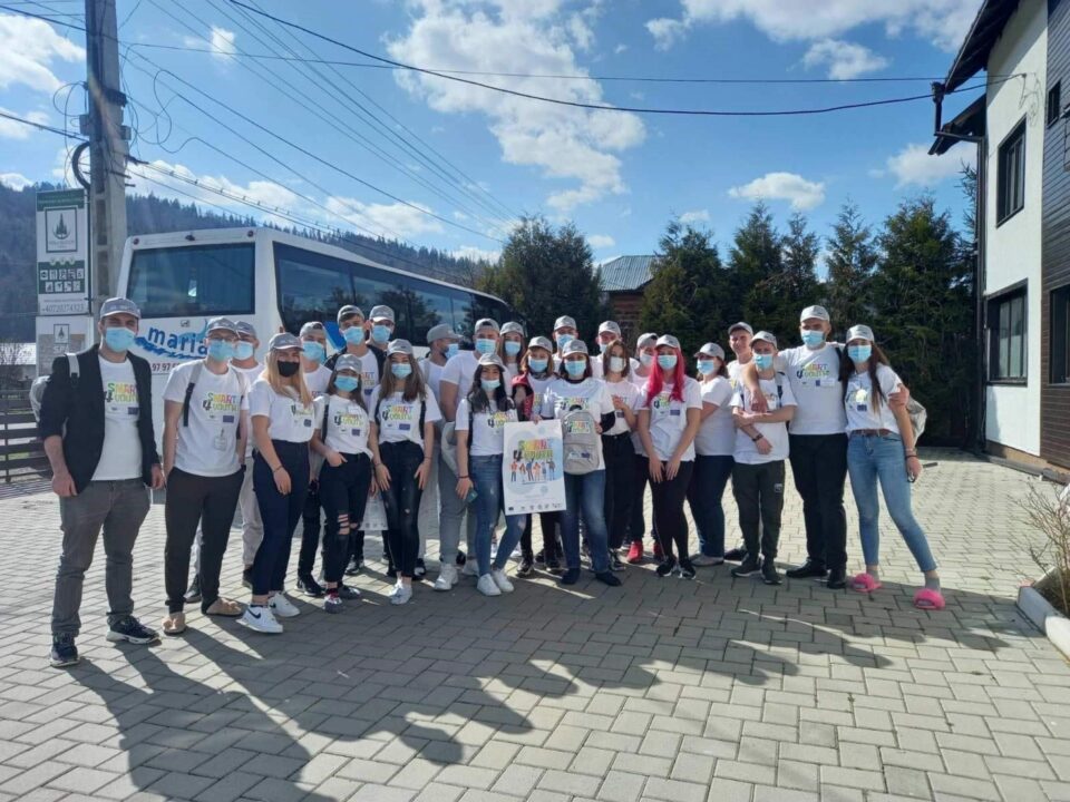 Ateliere de artă tradițională și antreprenoriat pentru 60 de liceeni din Cernăuți și Dolhasca