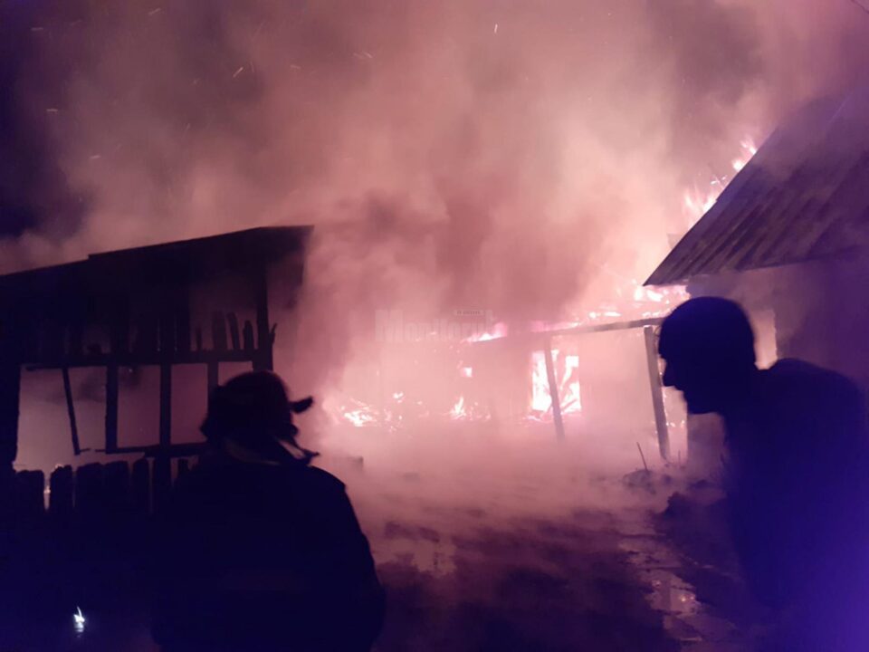 Incendiul a mistuit toate construcțiile din gospodărie