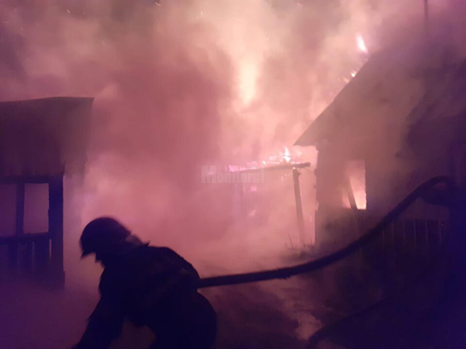 Un incendiu devastator a mistuit toate construcțiile dintr-o gospodărie