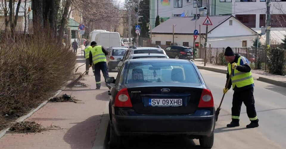 Lucrările de salubrizare, blocate adeseori de mașinile care nu sunt mutate