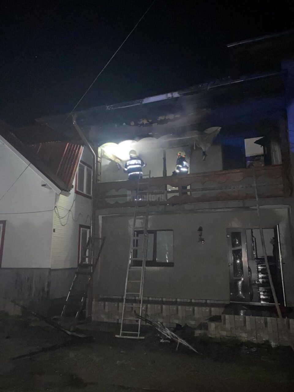 Incendiu puternic la o casă, pornit de la un fier de călcat