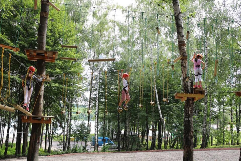Accesul în parcul de aventură va fi permis de luni până vineri, între orele 12:00-18:00, iar sâmbăta și duminica, între orele 11:00-18:00