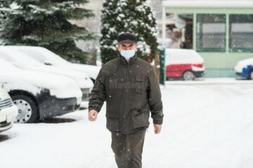 De o lună de zile, angajații Direcției Silvice Suceava vin vinerea la muncă pe jos sau pe biciclete