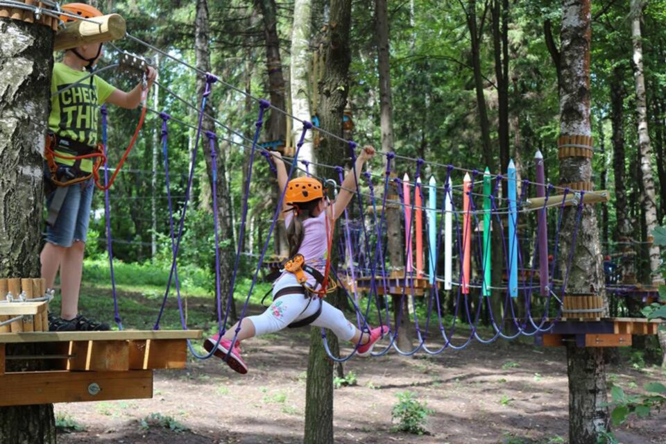Accesul în parcul de aventură va fi permis de luni până vineri, între orele 12:00-18:00, iar sâmbăta și duminica, între orele 11:00-18:00