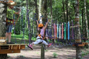 Accesul în parcul de aventură va fi permis de luni până vineri, între orele 12:00-18:00, iar sâmbăta și duminica, între orele 11:00-18:00