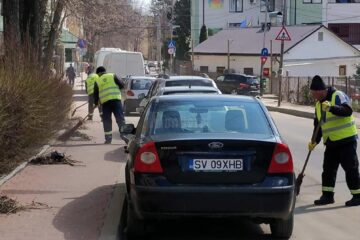 Lucrările de salubrizare, împiedicate de mașinile lăsate parcate pe stradă sau pe trotuare, în ciuda avertismentelor