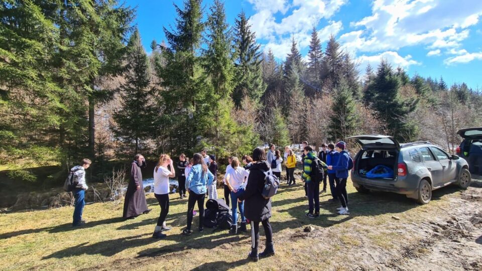 40 de tineri voluntari din ATOS au participat la o acțiune de ecologizare în zona Voroneț