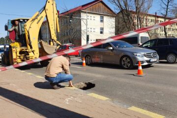 Crater adânc de doi metri, apărut pe bulevardul principal al Sucevei