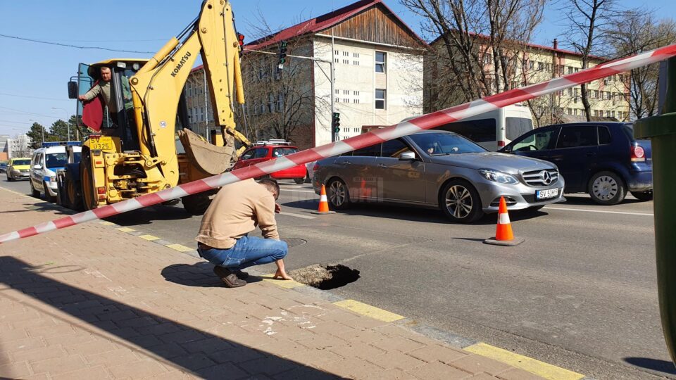 Crater adânc de doi metri, apărut pe bulevardul principal al Sucevei