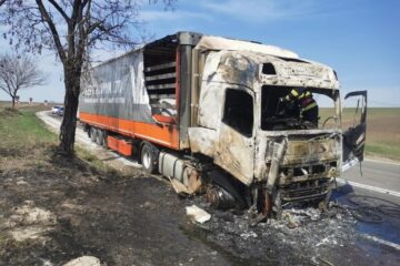 Capul tractor al unui tir s-a făcut scrum într-un incendiu
