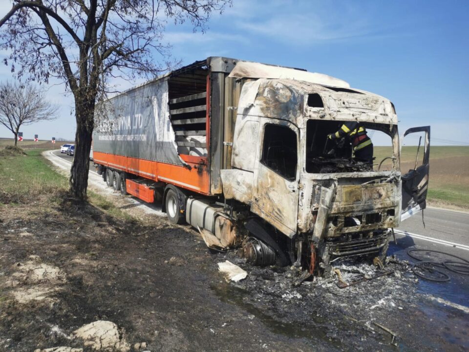 Capul tractor al unui tir s-a făcut scrum într-un incendiu