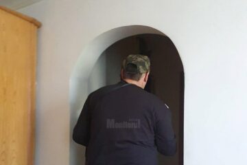 La plecare, fata a reușit să-i facă două fotografii cu telefonul mobil, din spate