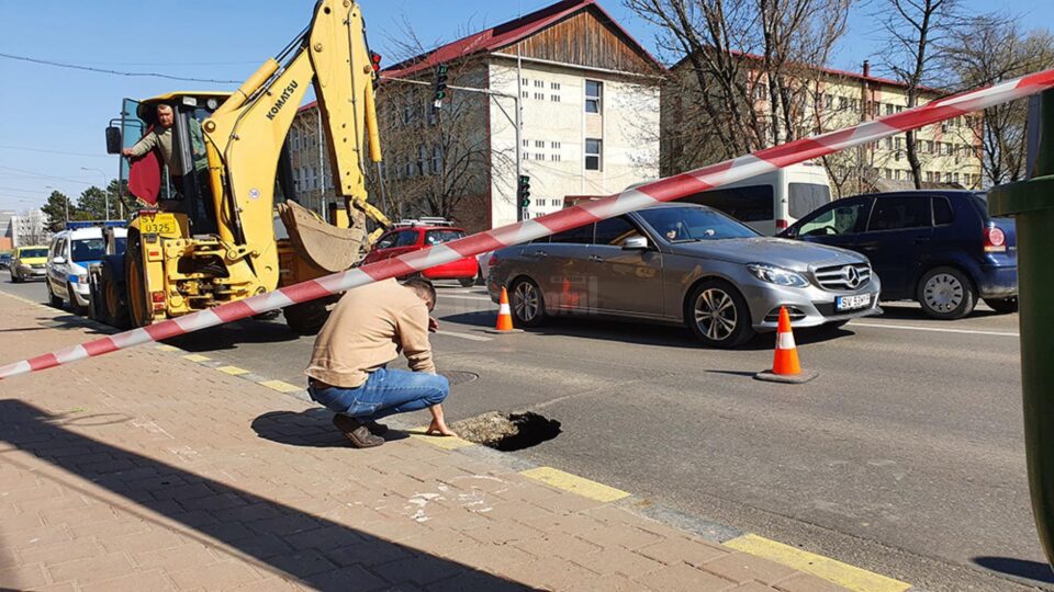 Crater apărut pe bulevardul principal al Sucevei