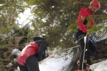 Angajații Serviciului Salvamont Suceava le-au coborât pe tinere în siguranță