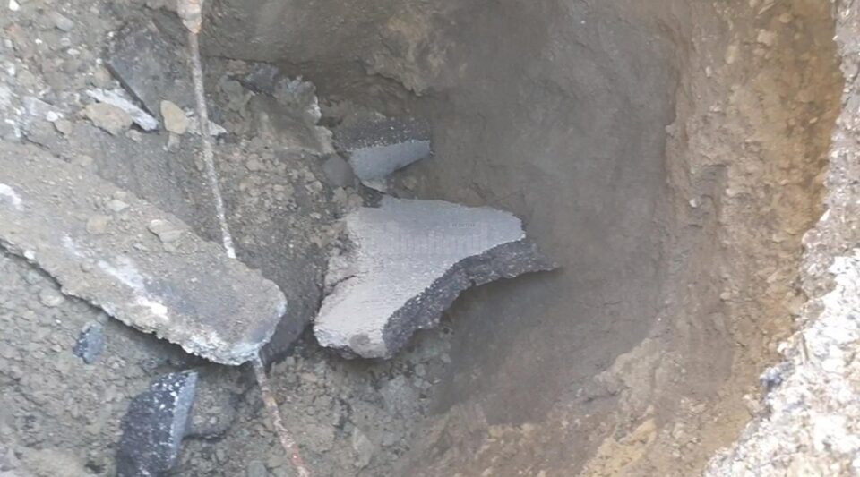 Crater apărut pe bulevardul principal al Sucevei
