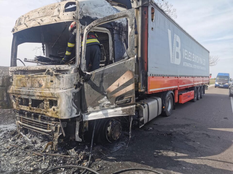 Capul tractor al unui tir s-a făcut scrum într-un incendiu