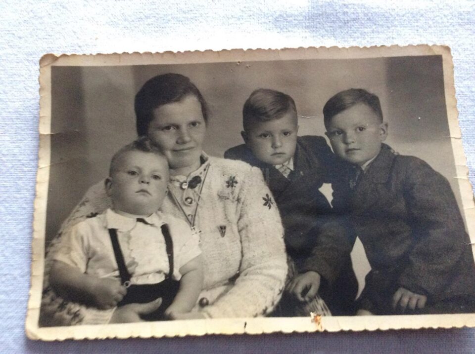 Mama Barbara cu cei trei copii, Adolf în brațe