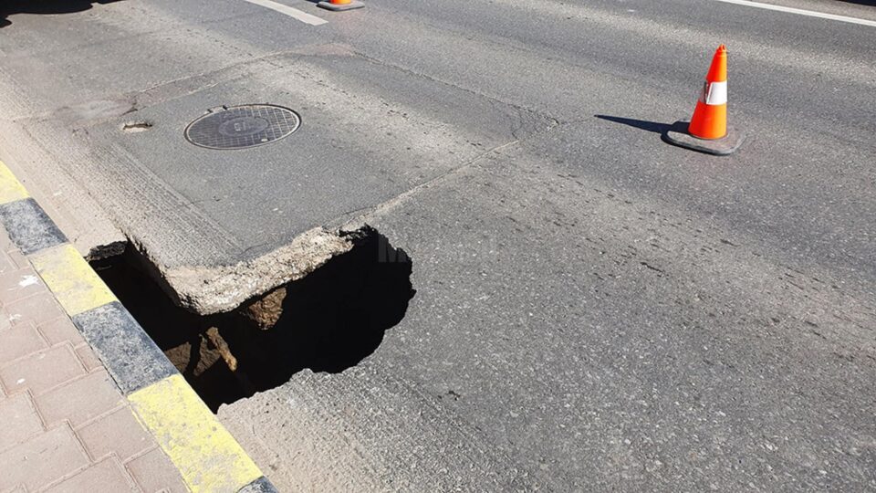 Crater apărut pe bulevardul principal al Sucevei