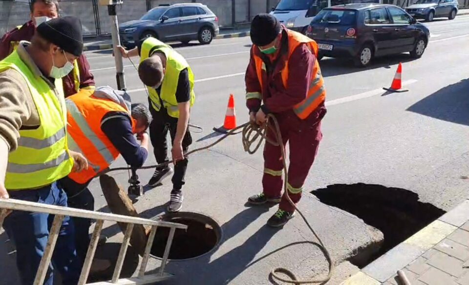 Crater apărut pe bulevardul principal al Sucevei