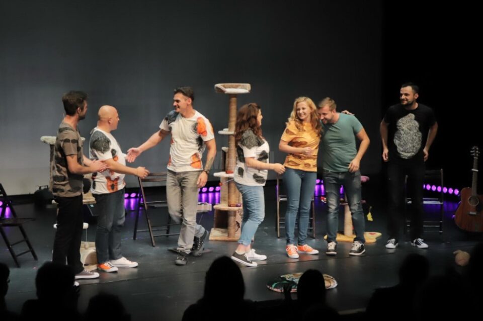 Cel mai îndrăgit spectacol al teatrului sucevean, oferit gratuit cadrelor medicale, în semn de recunoștință