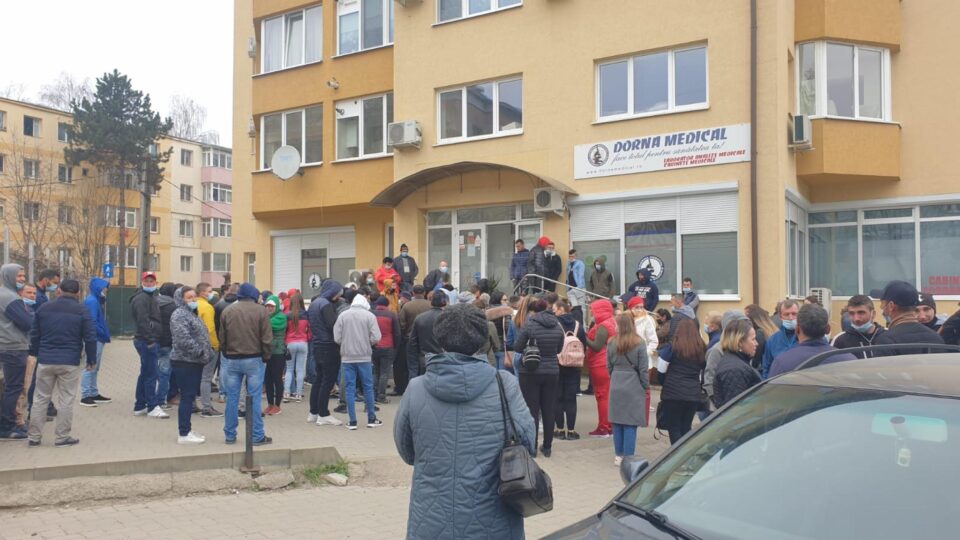 Jumătate dintre cei care se testează la cerere pleacă la muncă în străinatate