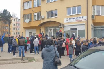 Jumătate dintre cei care se testează la cerere pleacă la muncă în străinatate