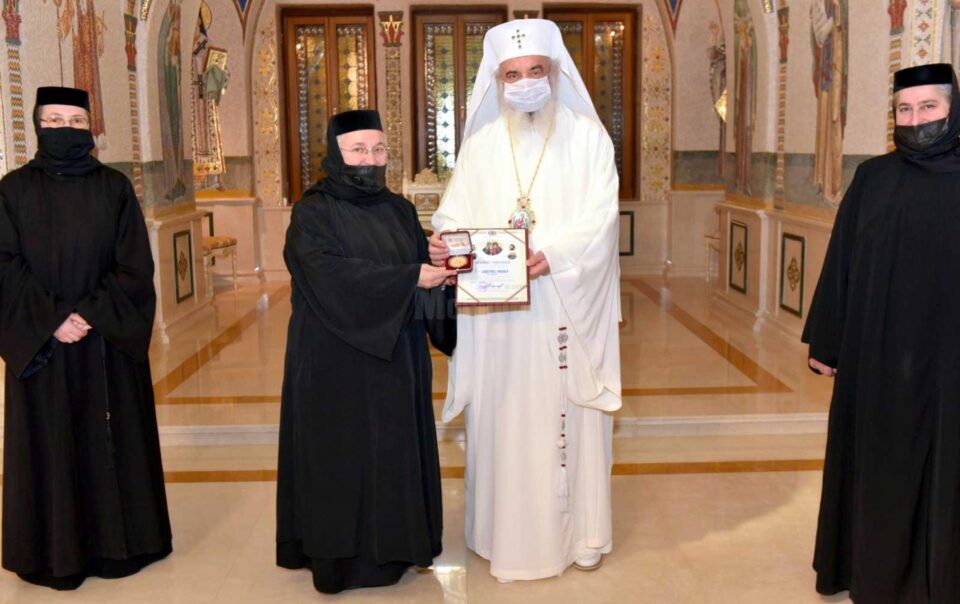 Maicile de la Mănăstirea Voroneț, decorate de Patriarhul Daniel Foto basilica.ro