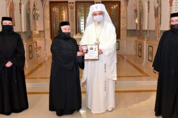 Maicile de la Mănăstirea Voroneț, decorate de Patriarhul Daniel Foto basilica.ro