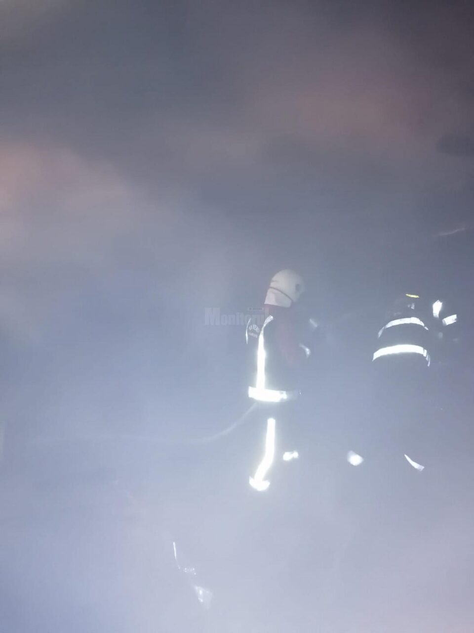Pagube mari într-o gospodărie după un incendiu izbucnit din podul casei