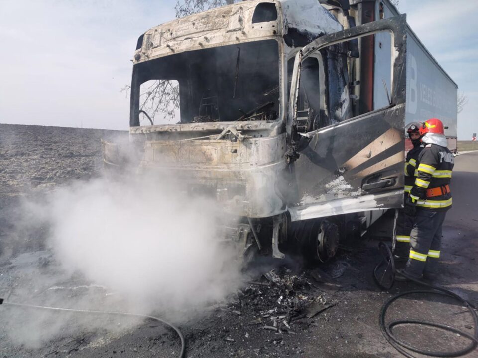 Capul tractor al unui tir s-a făcut scrum într-un incendiu