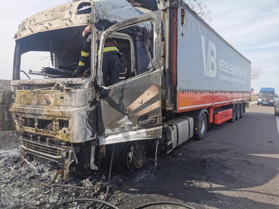 Capul tractor al unui tir s-a făcut scrum într-un incendiu