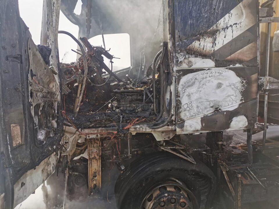 Capul tractor al unui tir s-a făcut scrum într-un incendiu