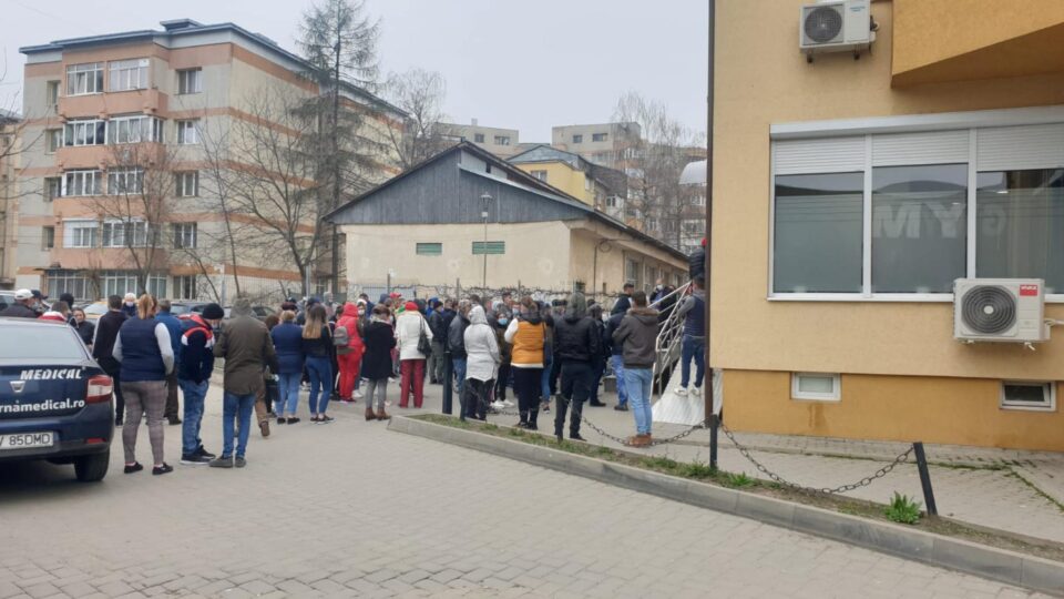 Jumătate dintre cei care se testează la cerere pleacă la muncă în străinatate