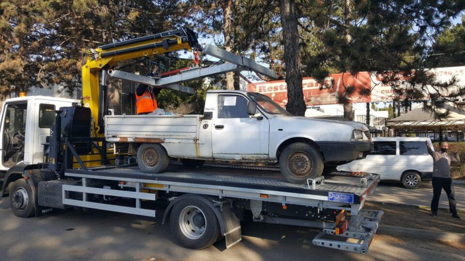 Ridicarea mașinilor abandonate de pe domeniul public, o altfel de curățenie de primăvară