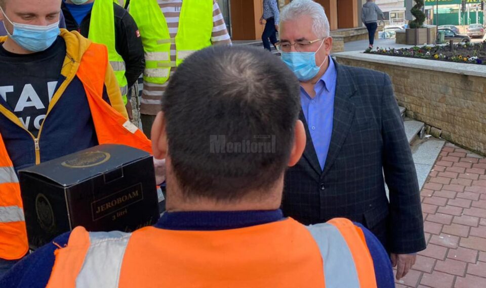 Primarul Ion Lungu a oferit o șampanie muncitorilor, la recepția formală de luni