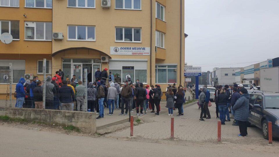 Jumătate dintre cei care se testează la cerere pleacă la muncă în străinatate