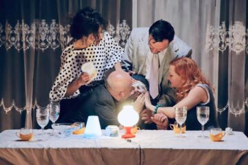 Scenă din spectacolul “Cântăreața cheală” montat la Suceava
