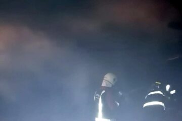 Pagube mari într-o gospodărie după un incendiu izbucnit din podul casei