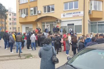 Jumătate dintre cei care se testează la cerere pleacă la muncă în străinătate