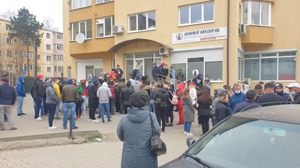 Jumătate dintre cei care se testează la cerere pleacă la muncă în străinătate