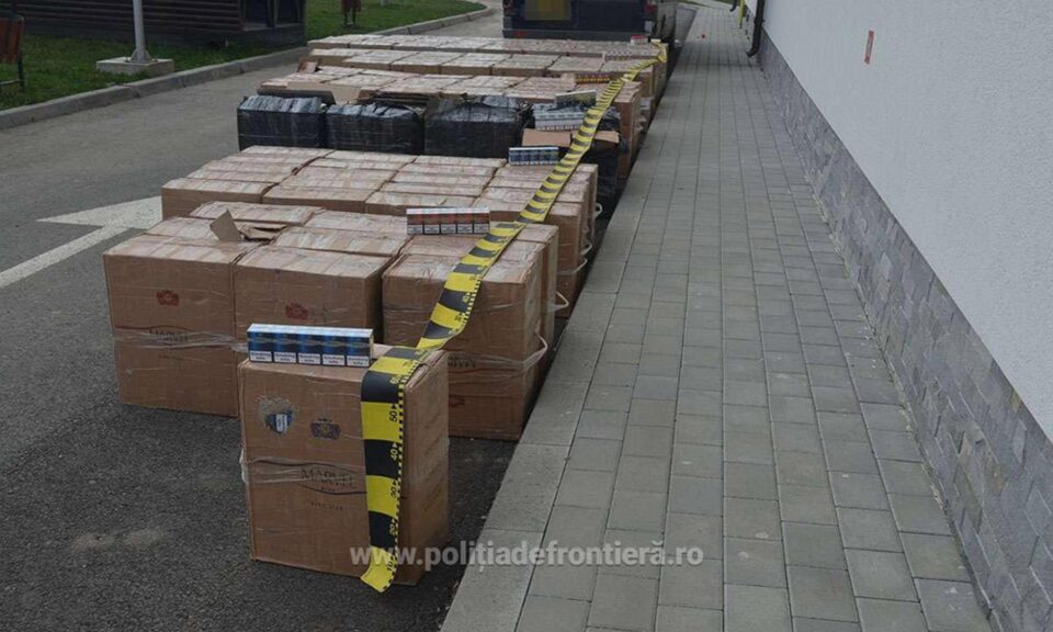 Un microbuz burdușit cu țigări, depistat la Costișa