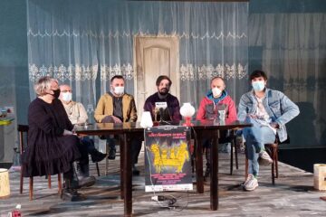 Regizorul, scenaristul și reprezentanți ai teatrului sucevean, pe scenă, anunțând premiera spectacolului “Cântăreața cheală”