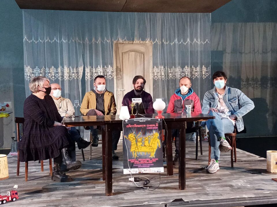 Regizorul, scenaristul și reprezentanți ai teatrului sucevean, pe scenă, anunțând premiera spectacolului “Cântăreața cheală”
