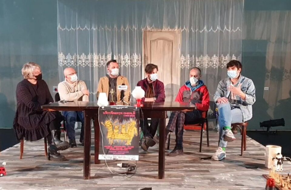 Spectacol cu spectatorii pe scenă – premiera piesei “Cântăreața cheală”