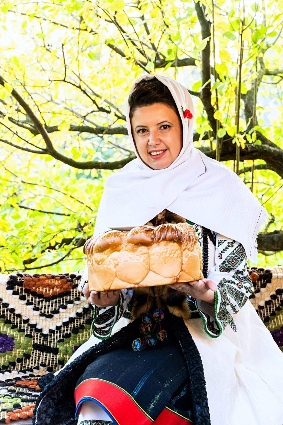 Interpreta de muzică populară Elena Negru, „ambasadorul Bucovinei” la Festivalul Național „Regina Sânzienelor”, ediția a VII-a