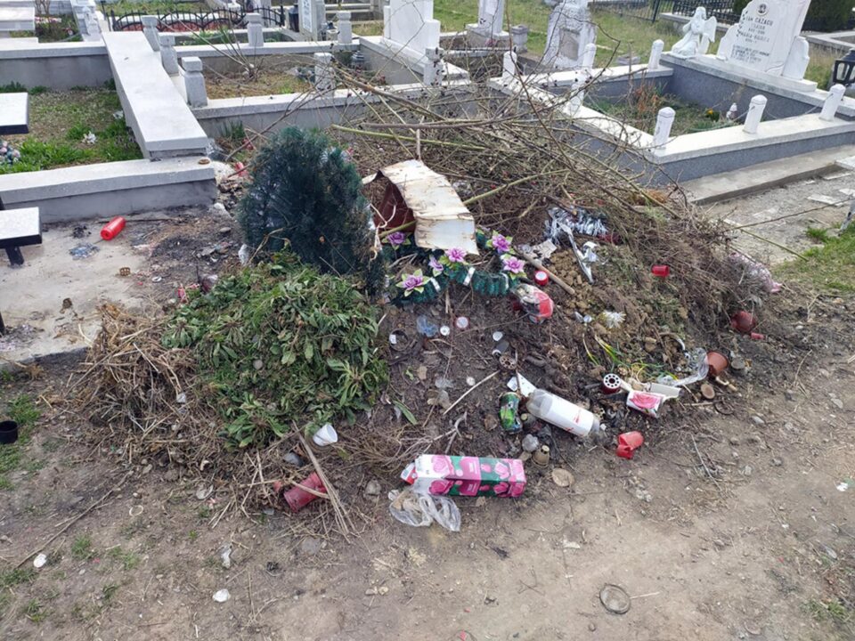 Mormane de gunoaie uitate printre morminte, în cimitirul din Burdujeni