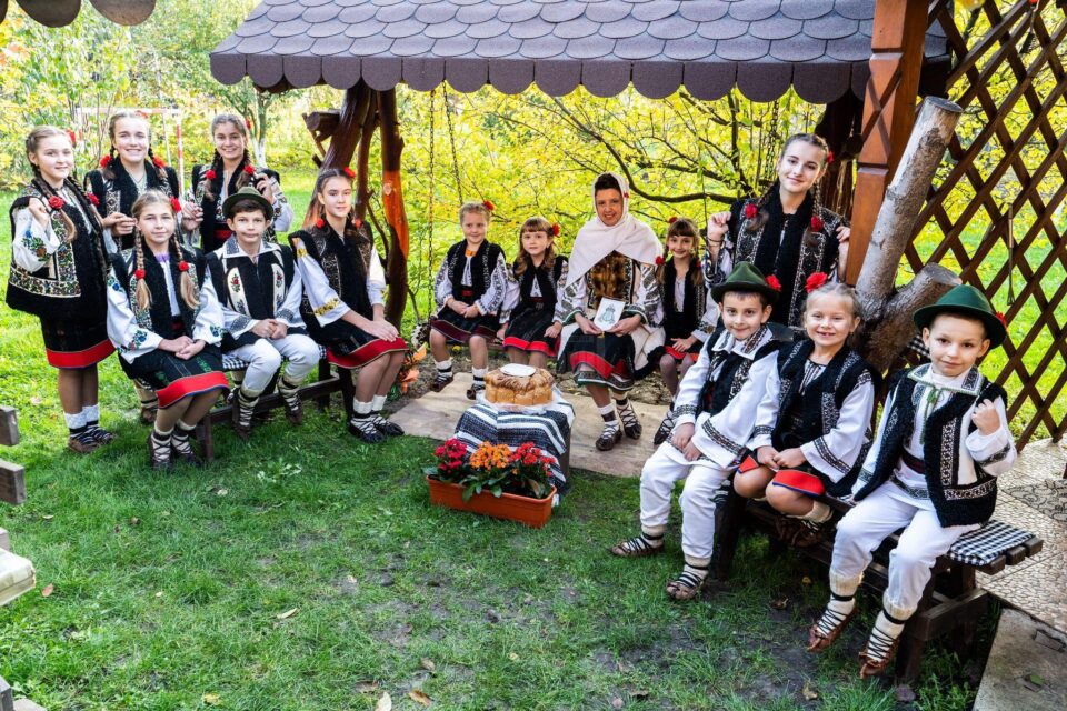 Interpreta de muzică populară Elena Negru, „ambasadorul Bucovinei” la Festivalul Național „Regina Sânzienelor”, ediția a VII-a