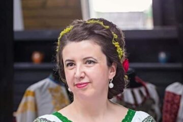 Interpreta de muzică populară Elena Negru, „ambasadorul Bucovinei” la Festivalul Național „Regina Sânzienelor”, ediția a VII-a