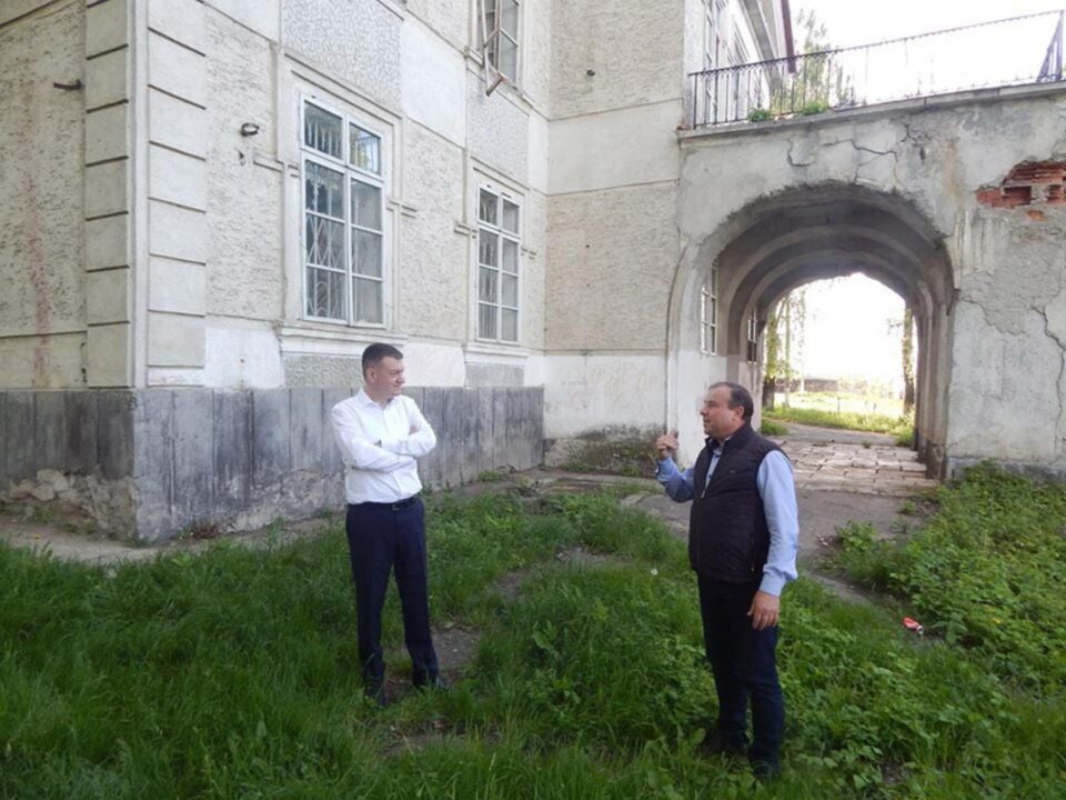 Ministrul Bogdan Gheorghiu și primarul Tomiță Onisii la conacul Vârnav Liteanu
