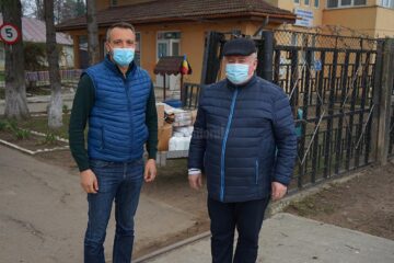 Vasile Varvaroi, președintele Rotary Club Suceava Cetate, alături de primarul comunei Cornu Luncii, Gheorghe Fron